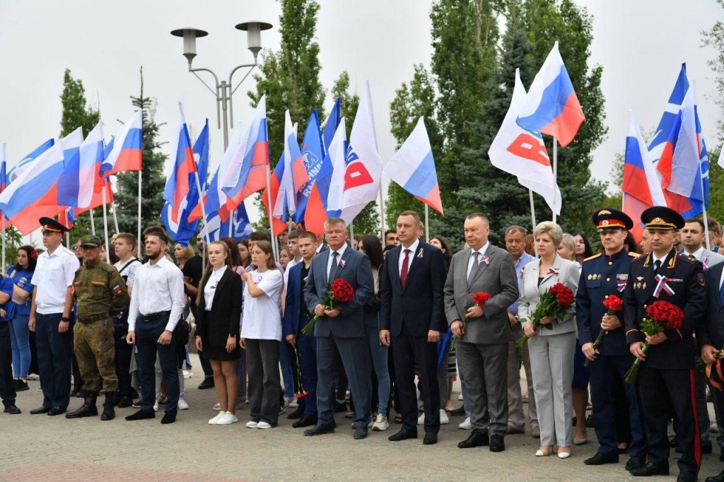 В Парке Победы на Соколовой горе Саратова прошло торжественное мероприятие, посвященное Дню Государственного флага.